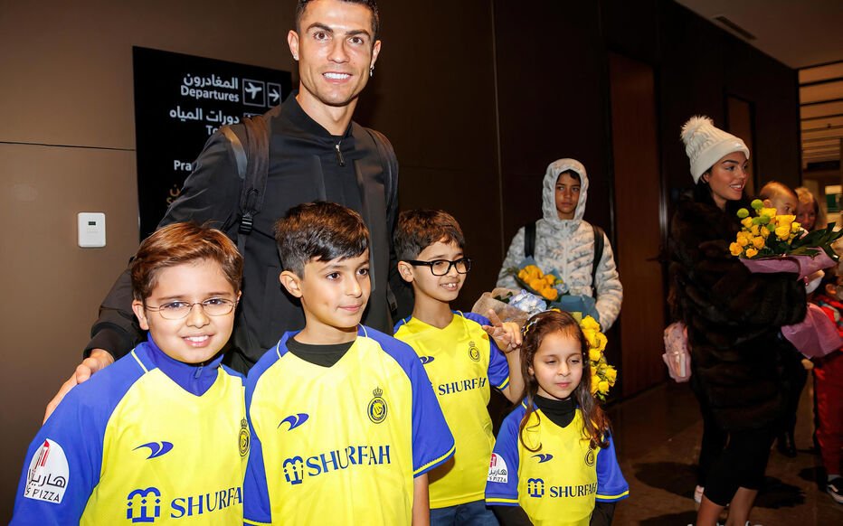 découvrez les révélations étonnantes sur les enfants cachés de cristiano ronaldo en 2025. entrez dans l'univers fascinant des secrets familiaux du célèbre footballeur et explorez les implications de sa vie personnelle sur sa carrière sportive.