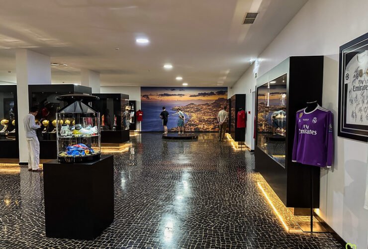 découvrez le musée cr7 à madère, un espace dédié à la légende du football cristiano ronaldo. explorez des expositions fascinantes, des trophées et des souvenirs qui retracent la carrière exceptionnelle de l'un des meilleurs joueurs de football de tous les temps.