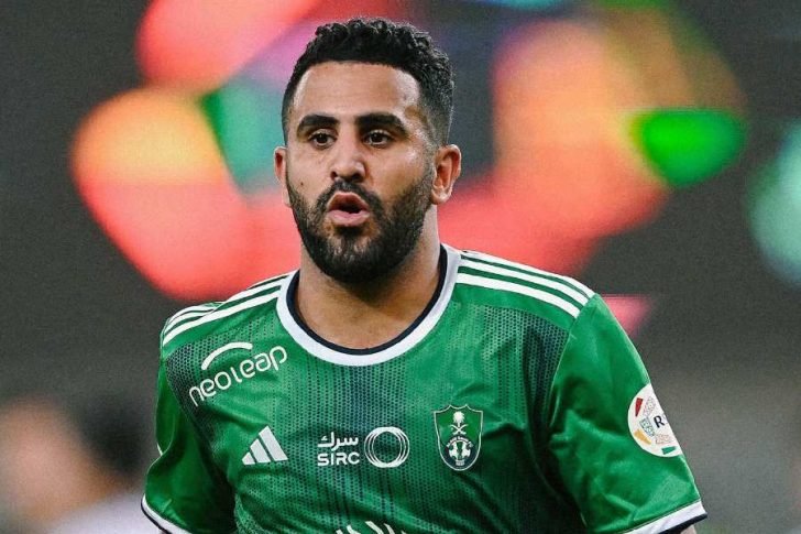 mahrez confronte ronaldo : découvrez tous les détails de cette rencontre exceptionnelle entre les deux stars du football et l'impact de leur face-à-face sur le terrain.