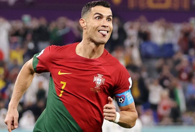 découvrez tous les records mondiaux établis par cristiano ronaldo, l'icône du football, avec des statistiques impressionnantes et des exploits historiques qui marquent sa carrière légendaire.